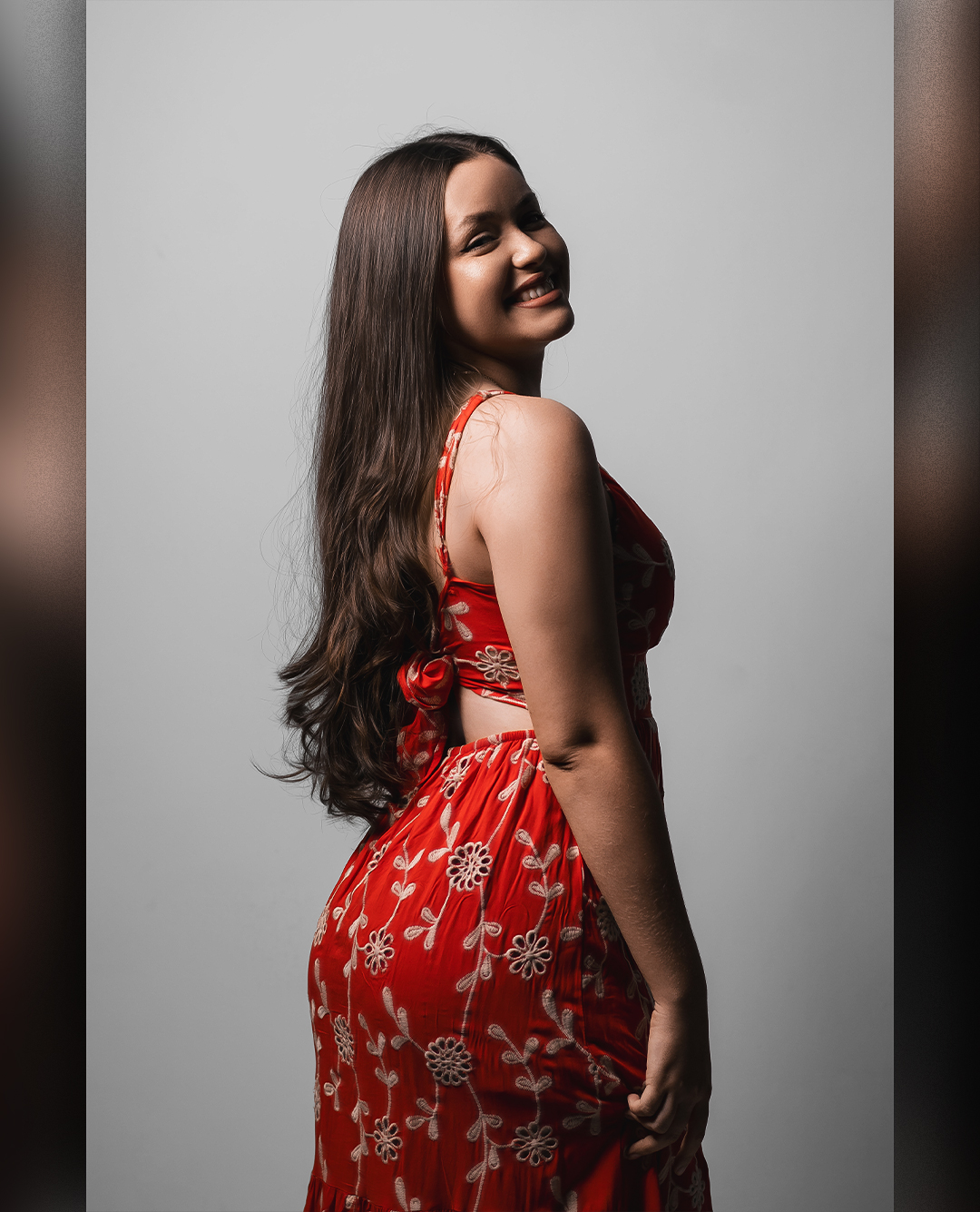 Cliente com maquiagem e sobrancelha do Studio Uani Ribeiro