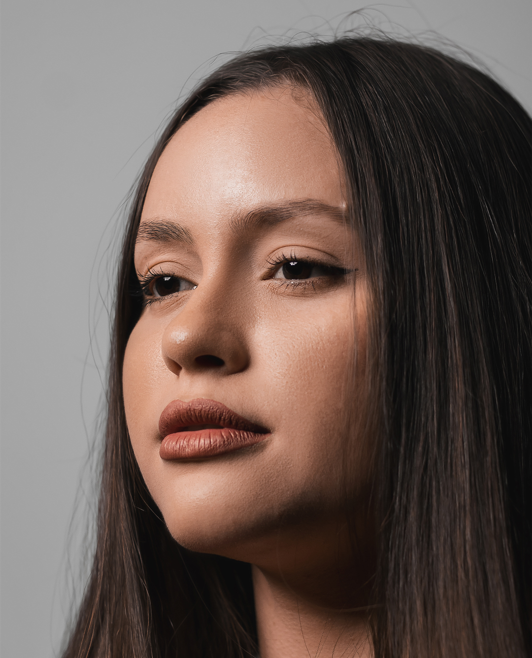 Cliente do Studio Uani Ribeiro com maquiagem e sobrancelha feitas