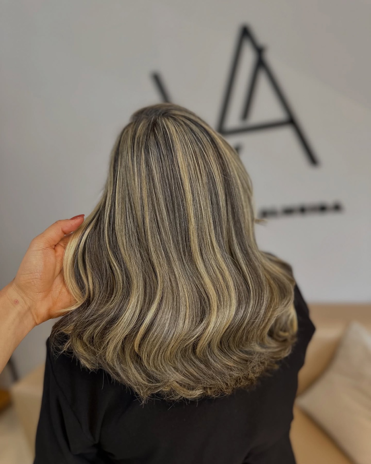 Loiro com mechas iluminadas e ondas