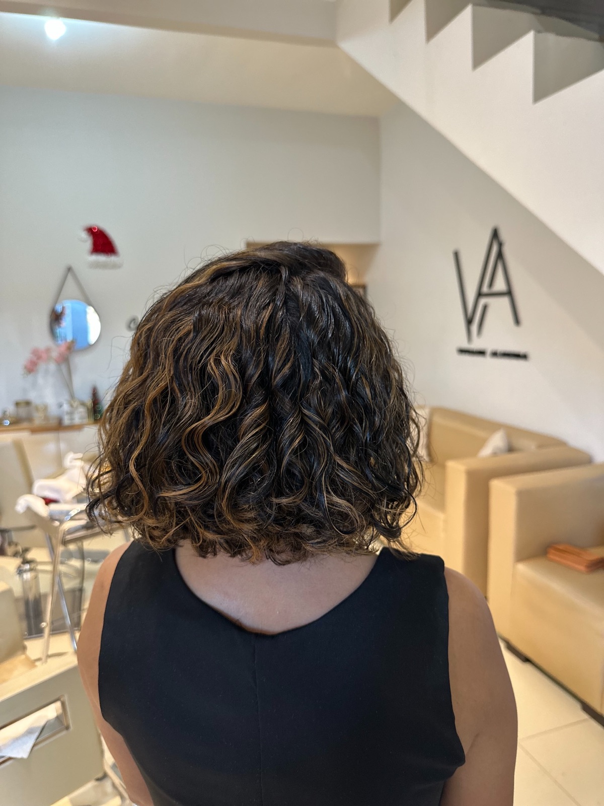 Corte com cachos definidos no estúdio