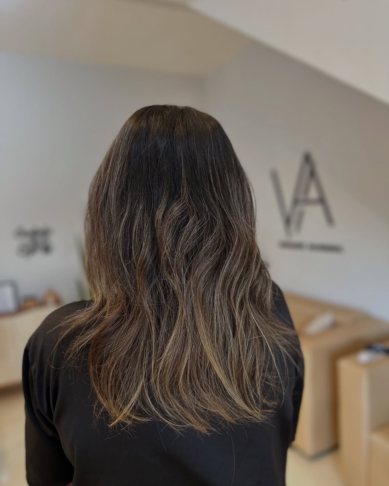 Morena iluminada com ondas no ambiente do estúdio