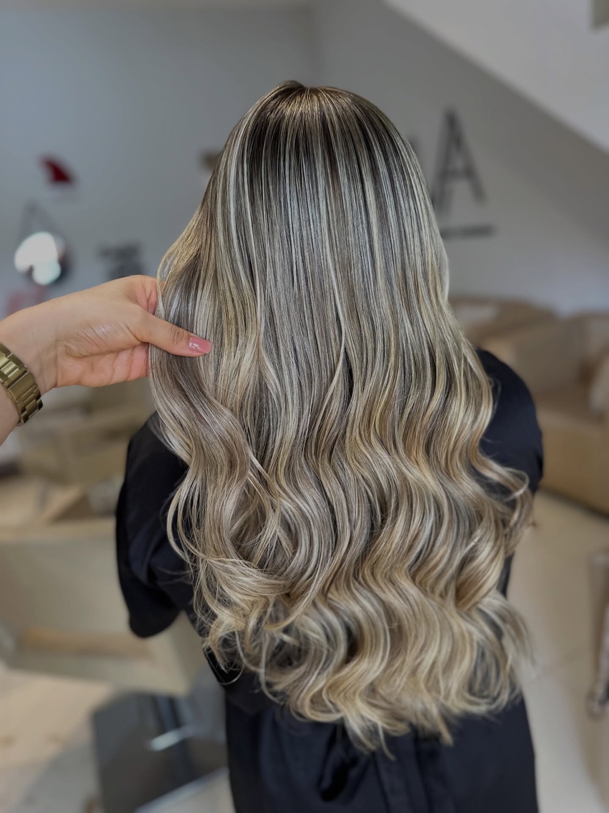 Loiro iluminado com ondas longas e raiz esfumada
