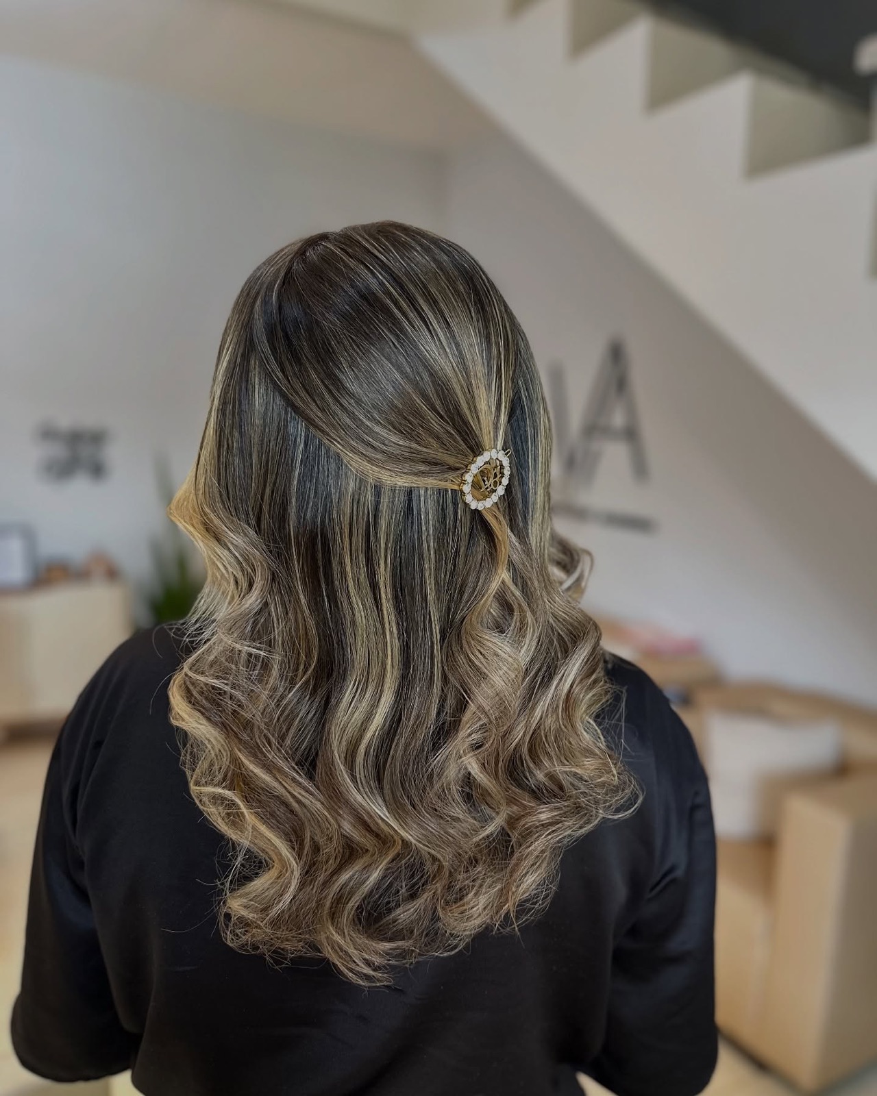 Penteado meio preso com cachos e presilha de pérolas