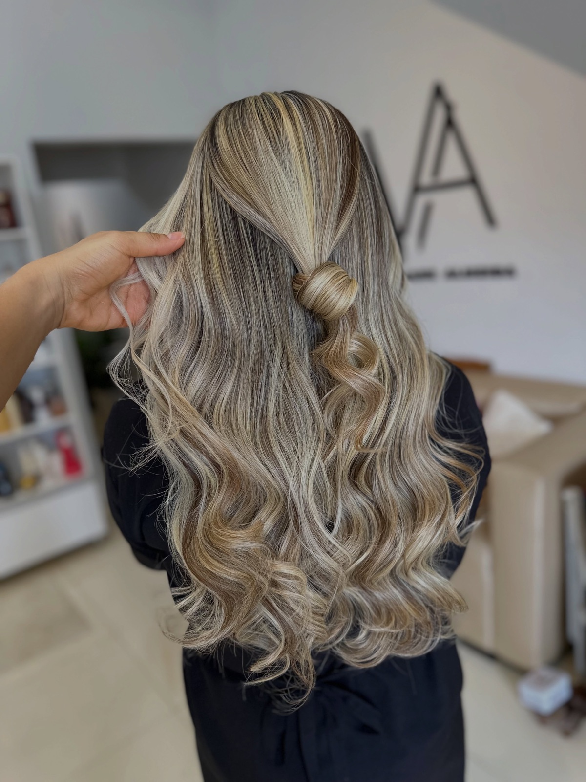 Loiro iluminado preso em meio coque com ondas