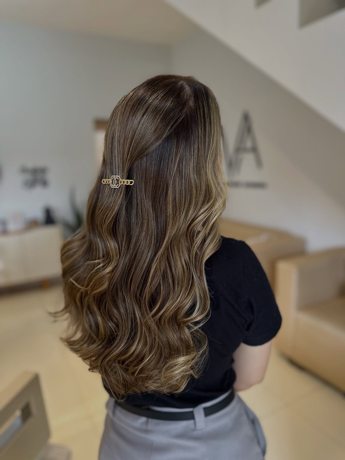 Balayage caramelo com brilho e ondas longas