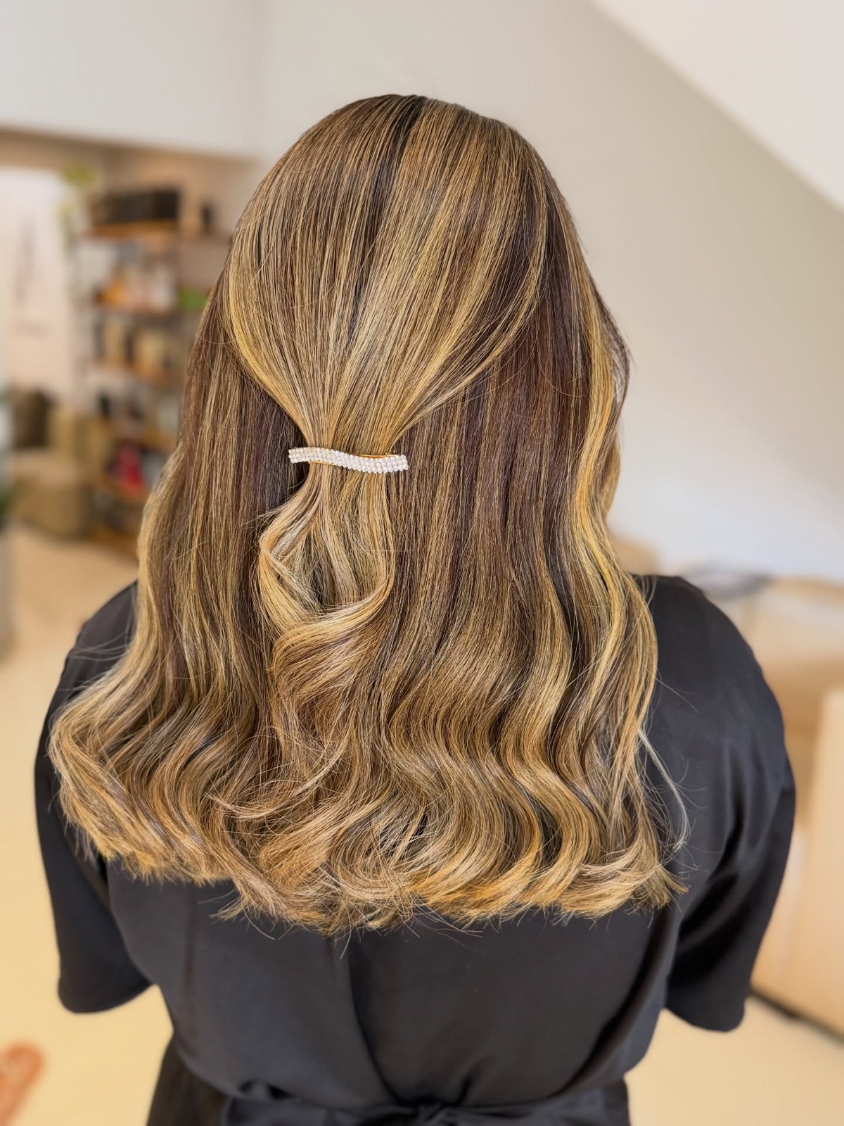 Iluminado mel em penteado meio preso com ondas