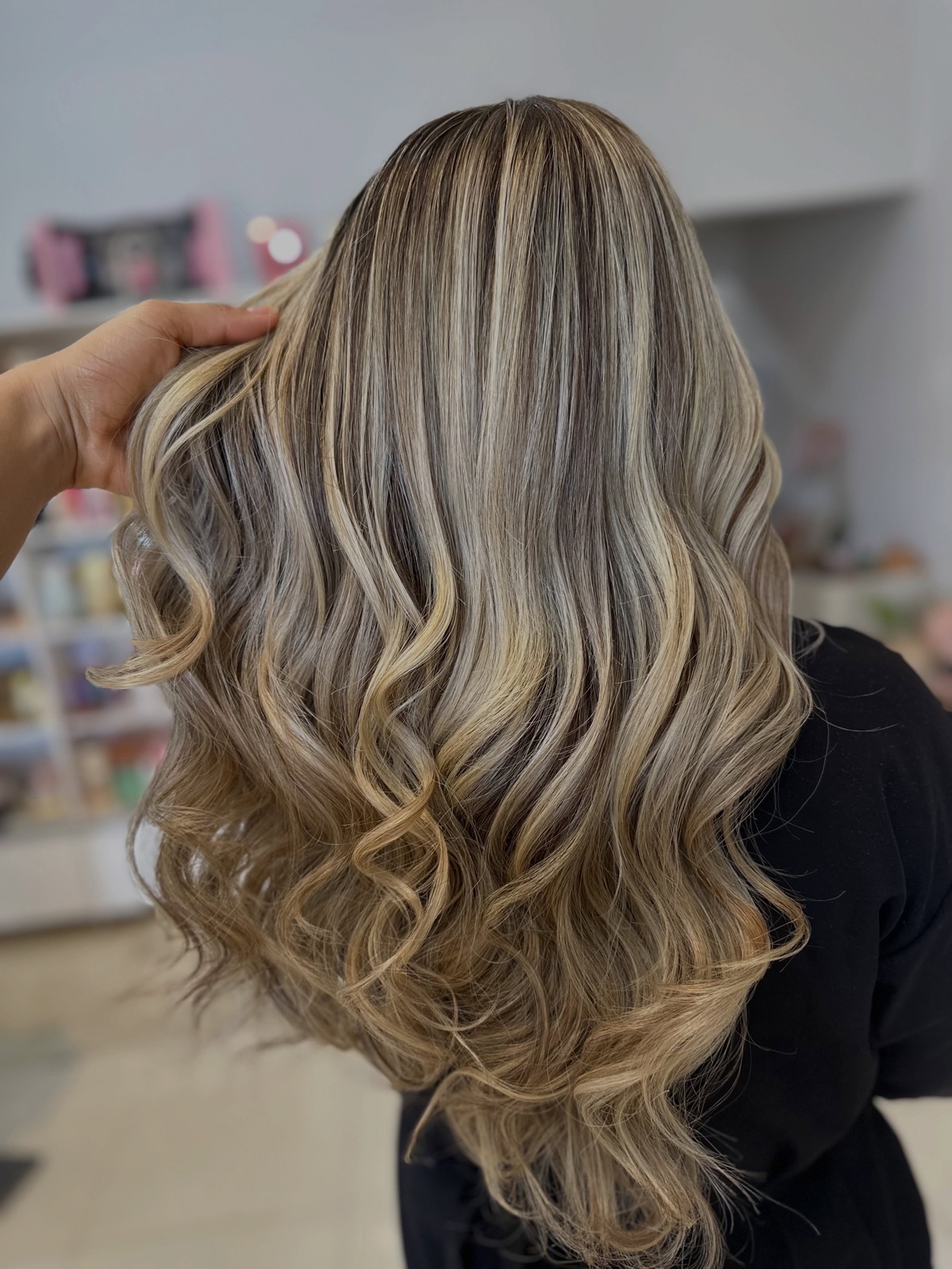 Cabelo loiro iluminado com ondas, finalizado no Studio Viviane Almeida