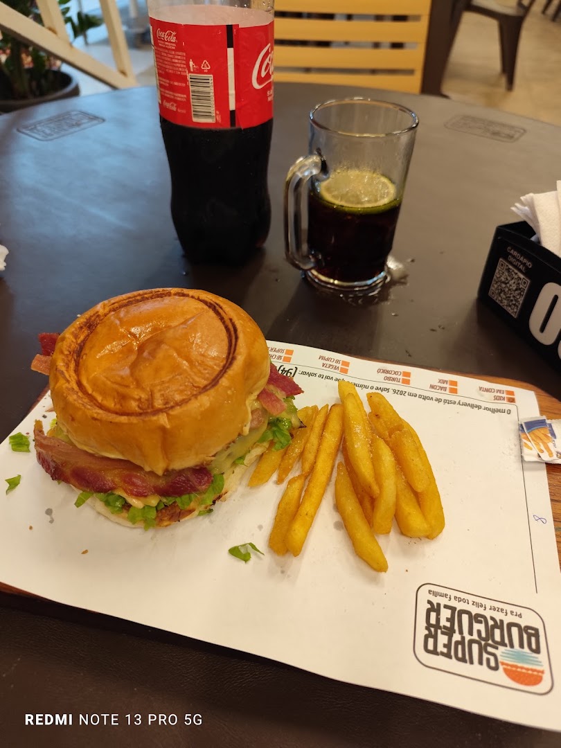 Hambúrguer artesanal com porção de fritas no prato