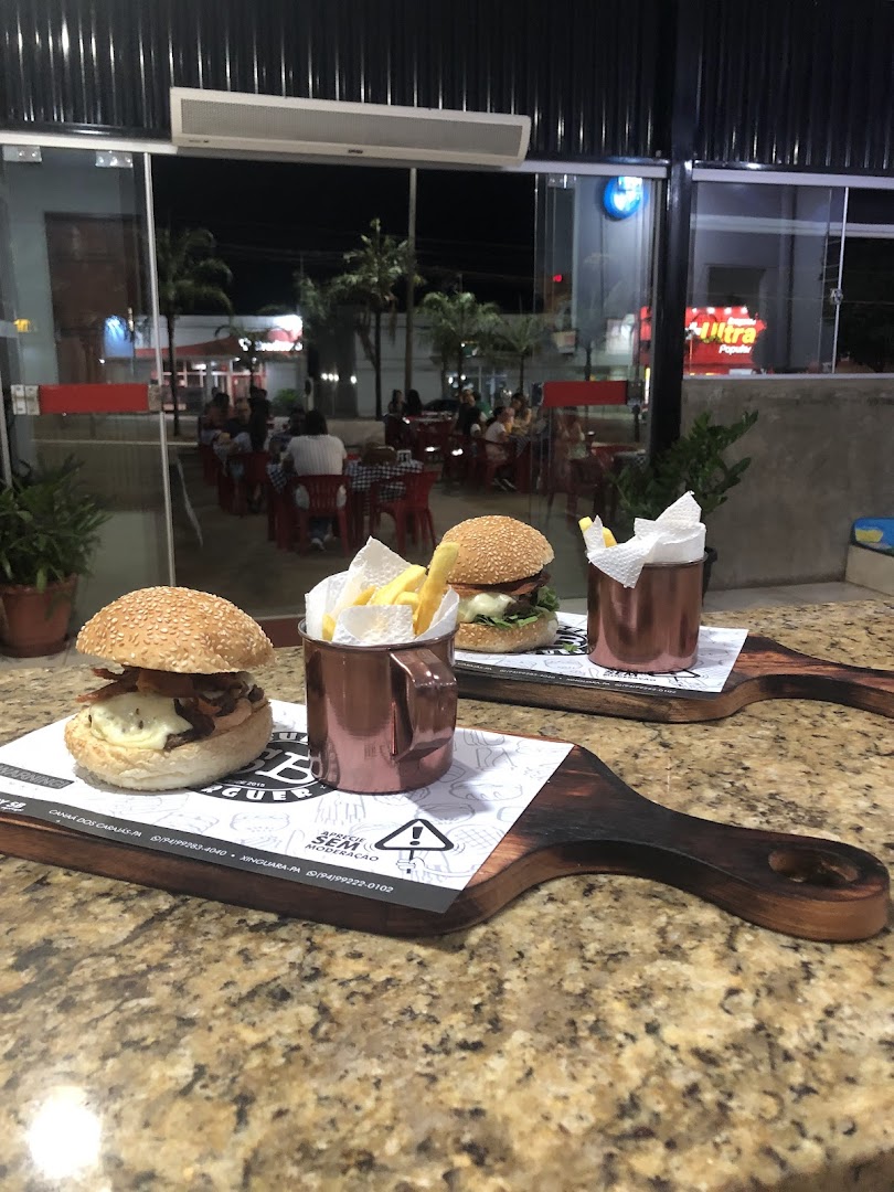 Hambúrgueres e bebidas servidos numa tábua pra dividir
