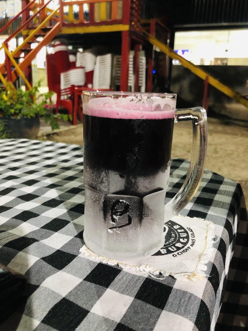 Bebida gelada servida numa caneca