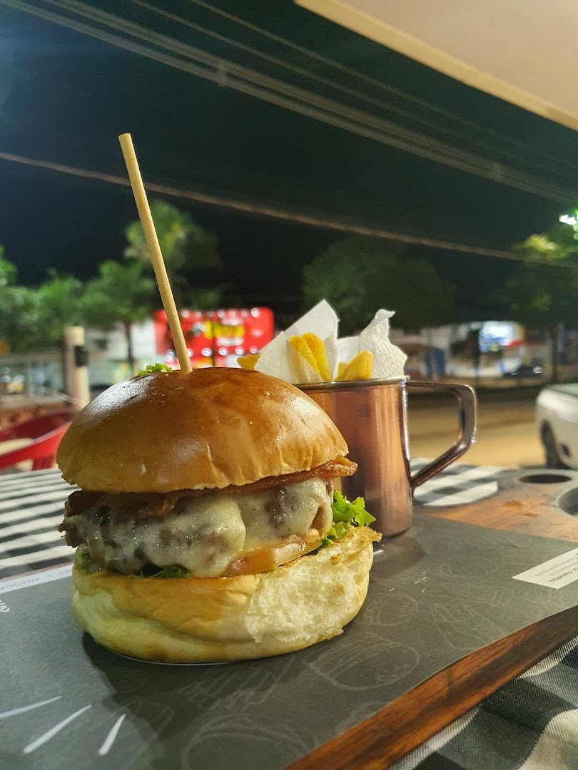 Hambúrguer artesanal da Super Burguer, suculento e servido com caneca