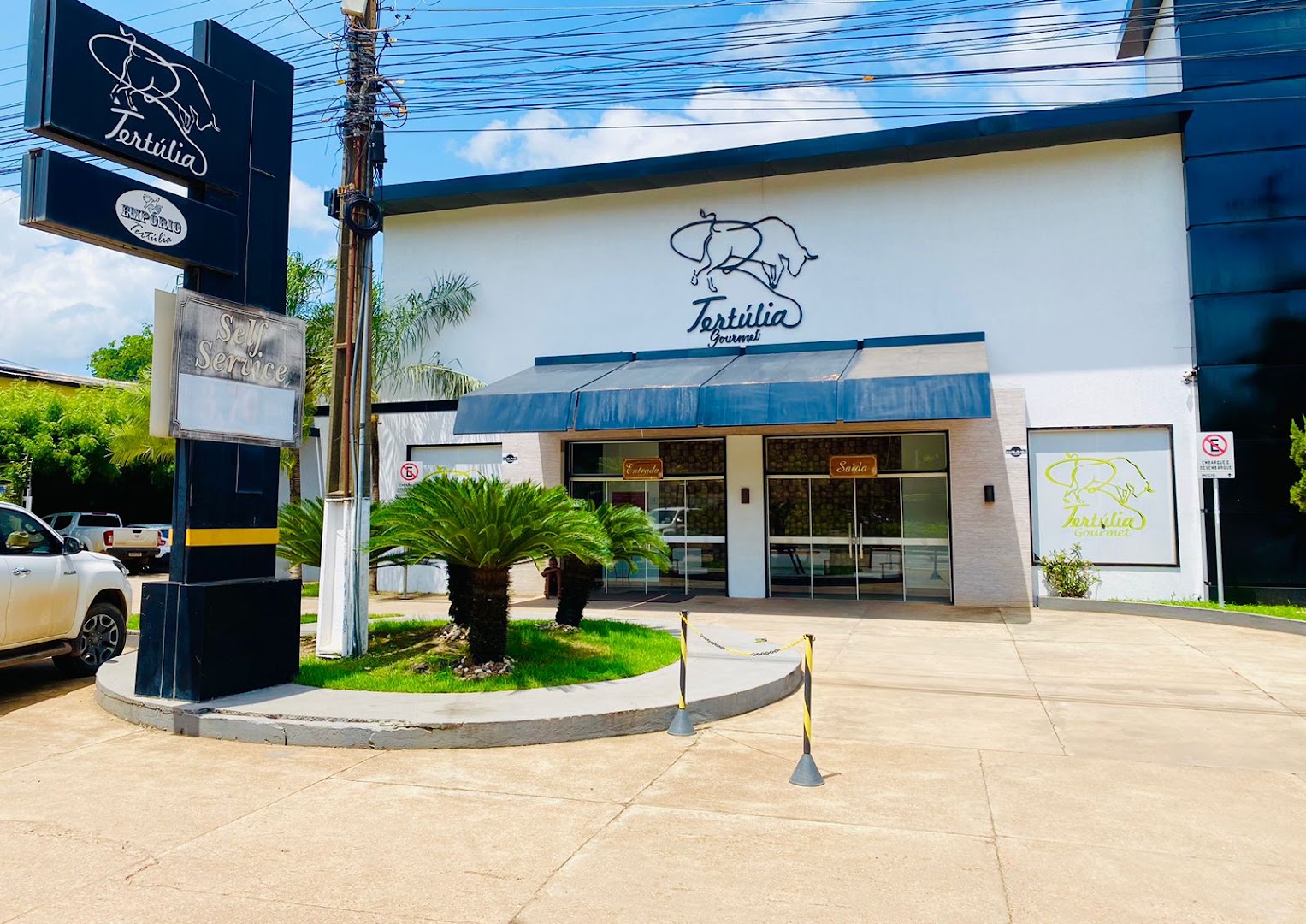 Fachada da Tertúlia Gourmet com toldo azul