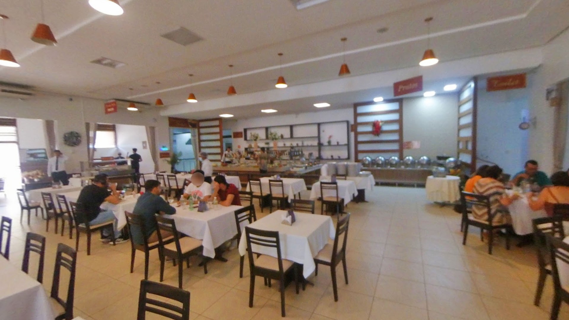 Salão de refeições amplo e elegante da Tertúlia Gourmet