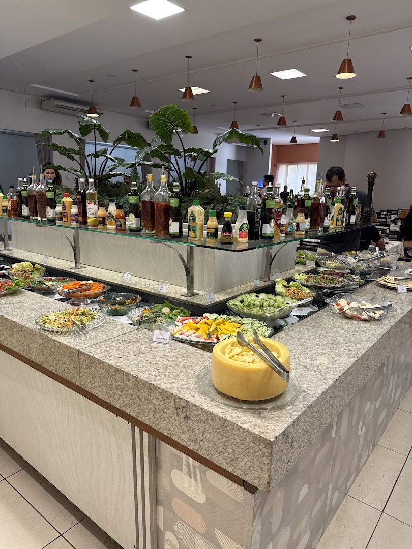Buffet self-service farto e colorido sobre a bancada de granito da Tertúlia Gourmet
