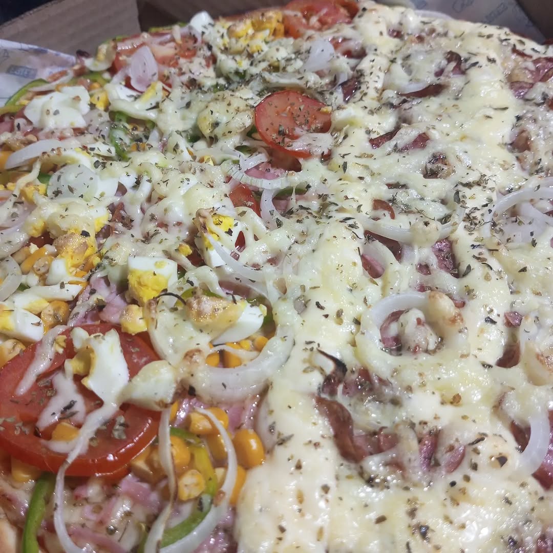 Pizza recheada com ovo, tomate e cebola