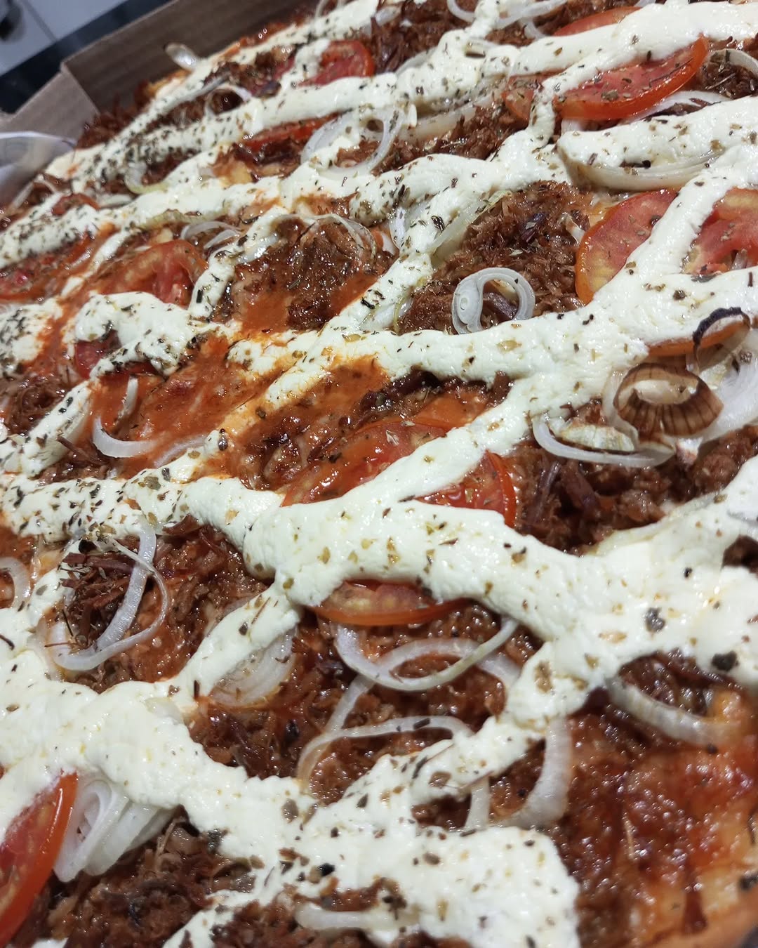 Pizza de carne desfiada com tomate