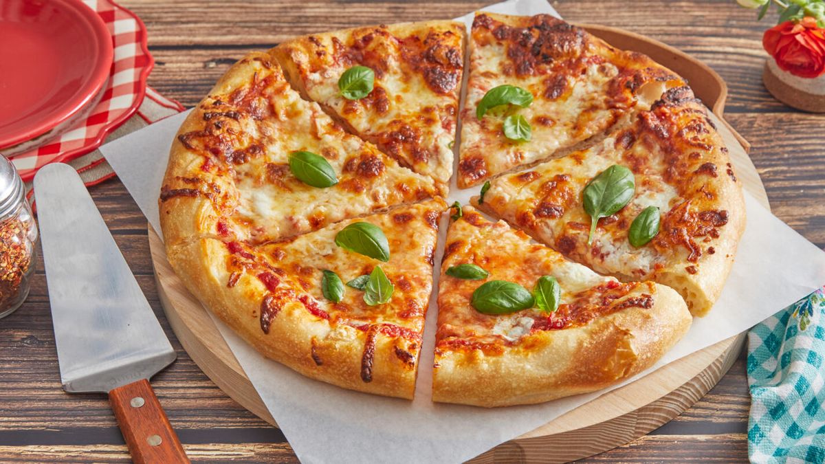 Pizza de muçarela com manjericão