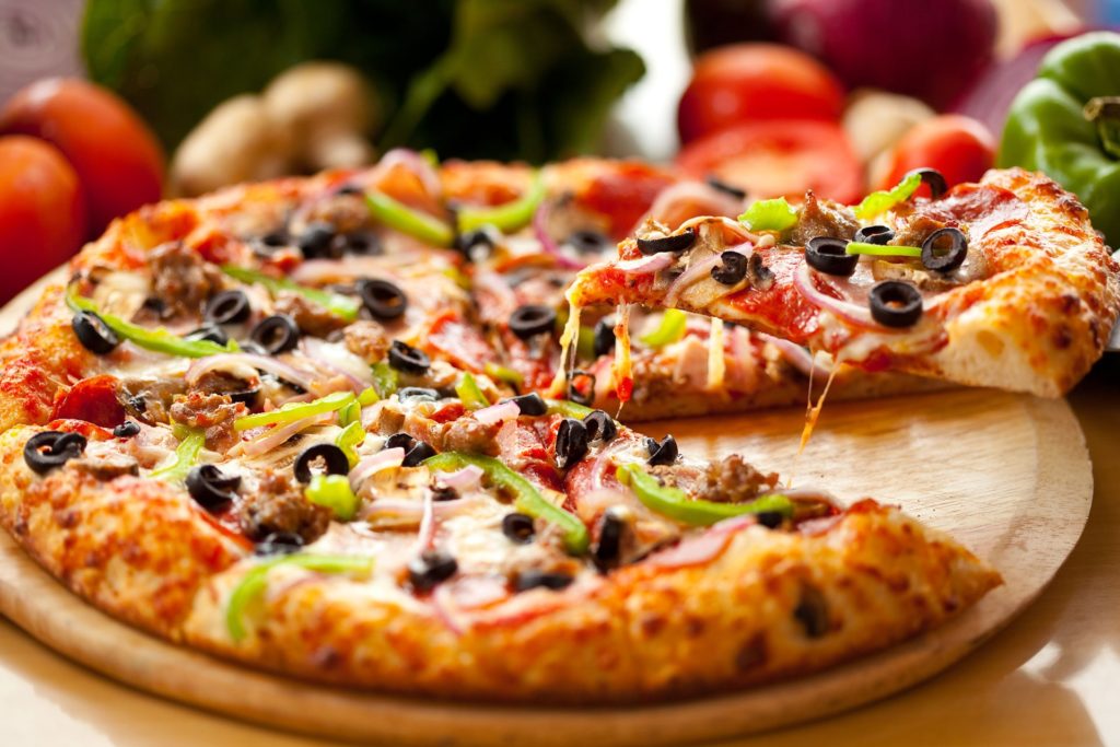Pizza colorida com pimentão e azeitona