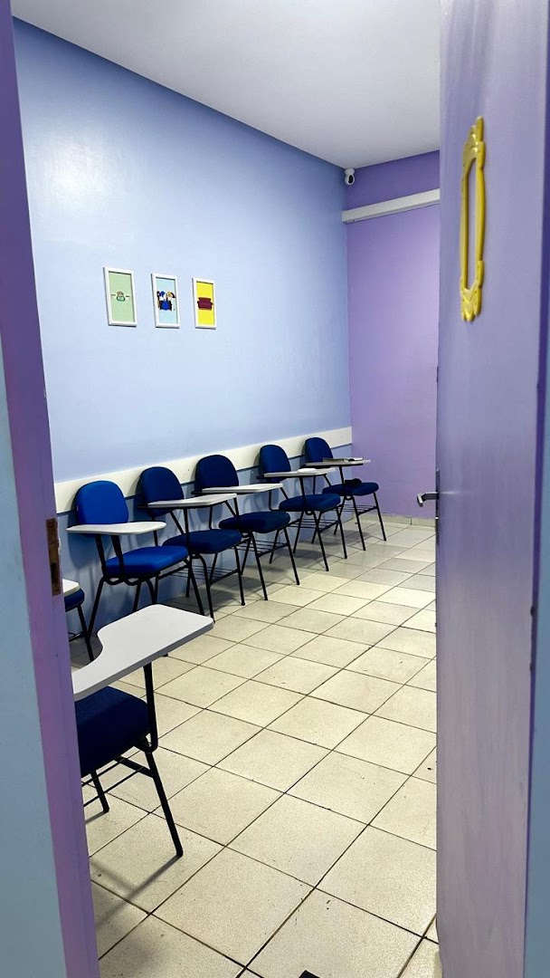 Sala de aula da Time to Go com cadeiras roxas