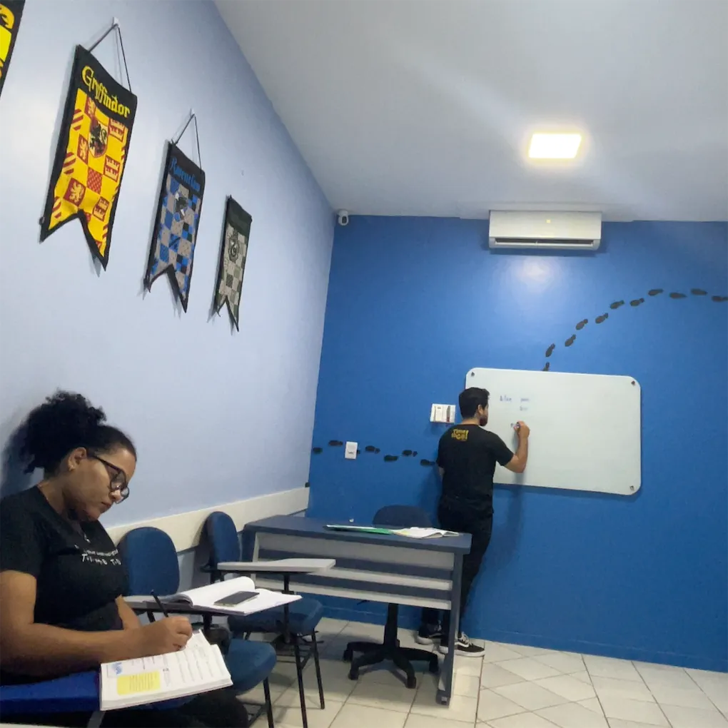 Sala de aula azul da Time to Go com lousa