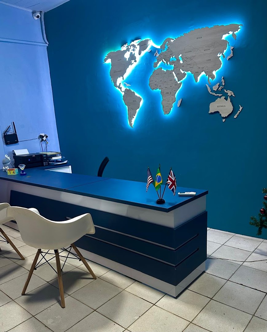 Recepção da Time to Go com mapa-múndi iluminado e bandeiras