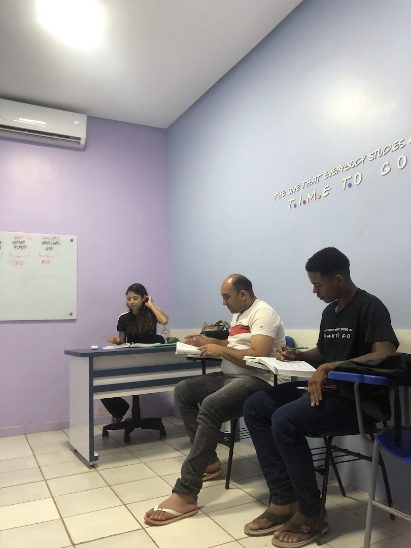 Sala de aula da Time to Go com mapa-múndi na parede