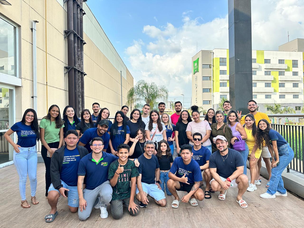 Turma grande de alunos da Time to Go reunida ao ar livre