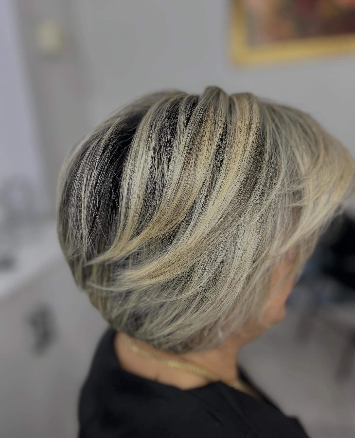 Corte bob loiro feito no salão