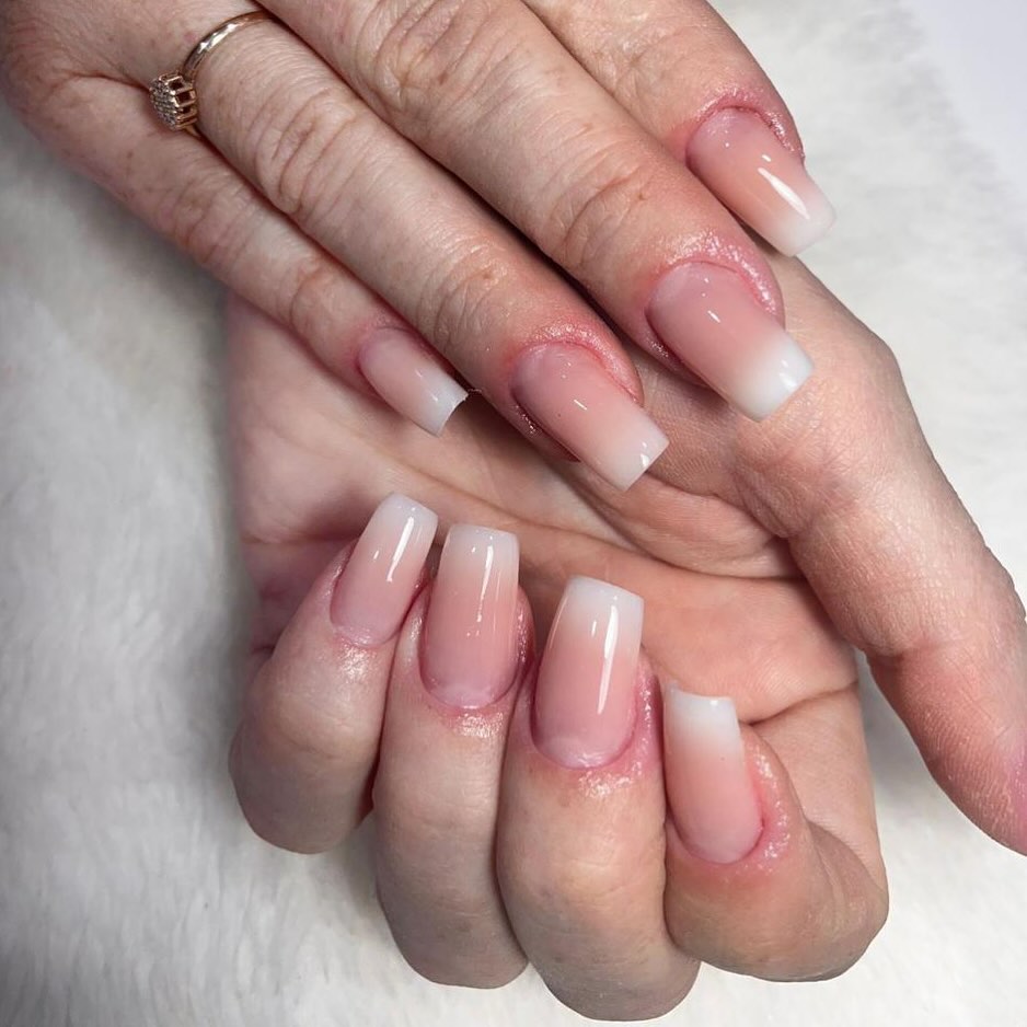 Unhas em francesinha delicada