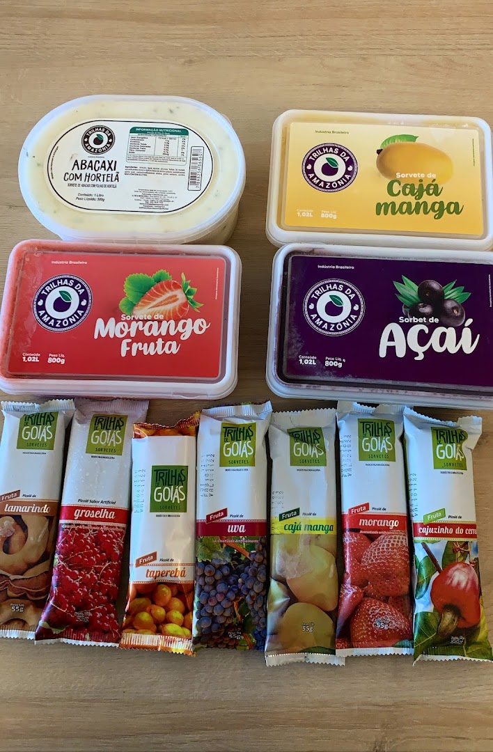 Potes de sorvete e picolés enfileirados na mesa