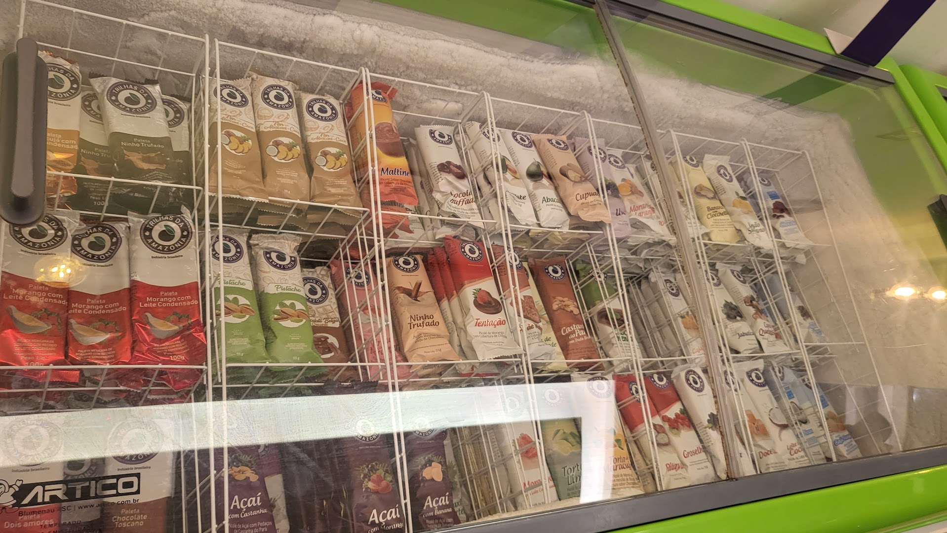 Freezer cheio de picolés visto de cima