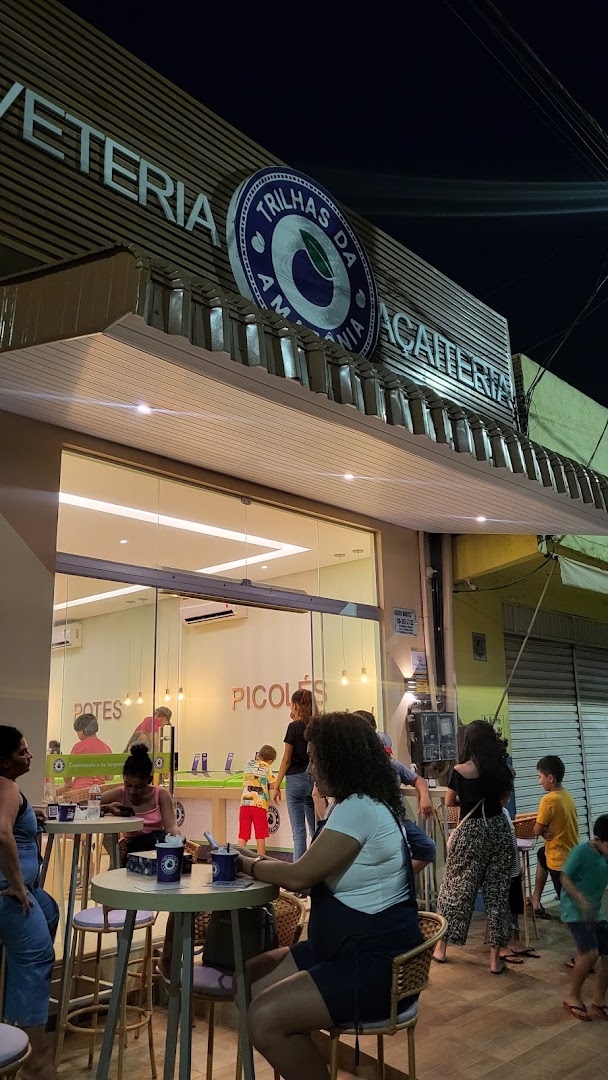 Fachada da sorveteria iluminada à noite