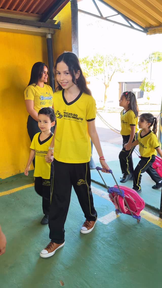 Alunos uniformizados na escola