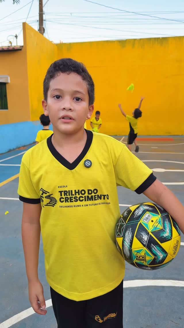 Aluno da escola com bola