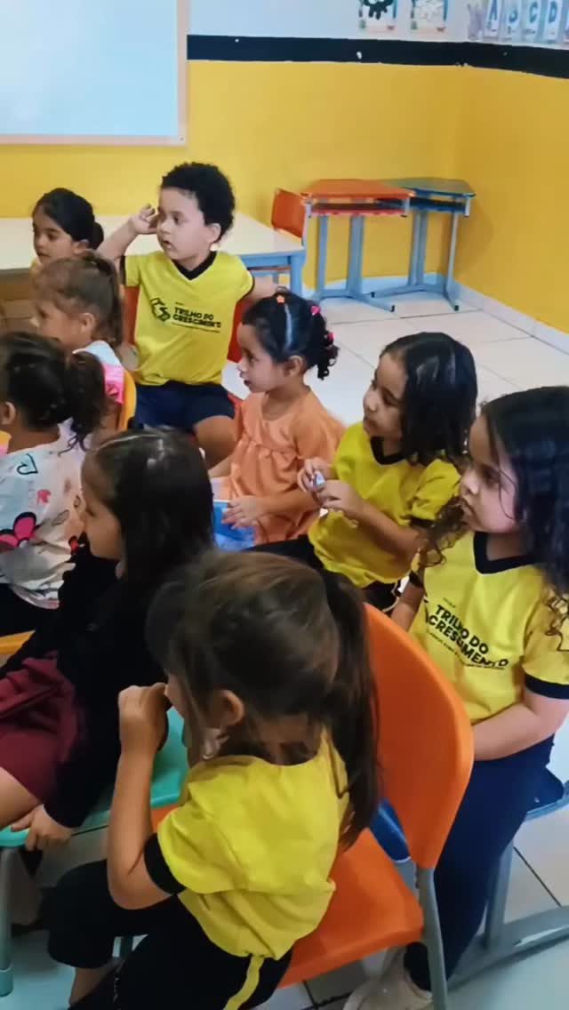 Crianças pequenas em sala de aula