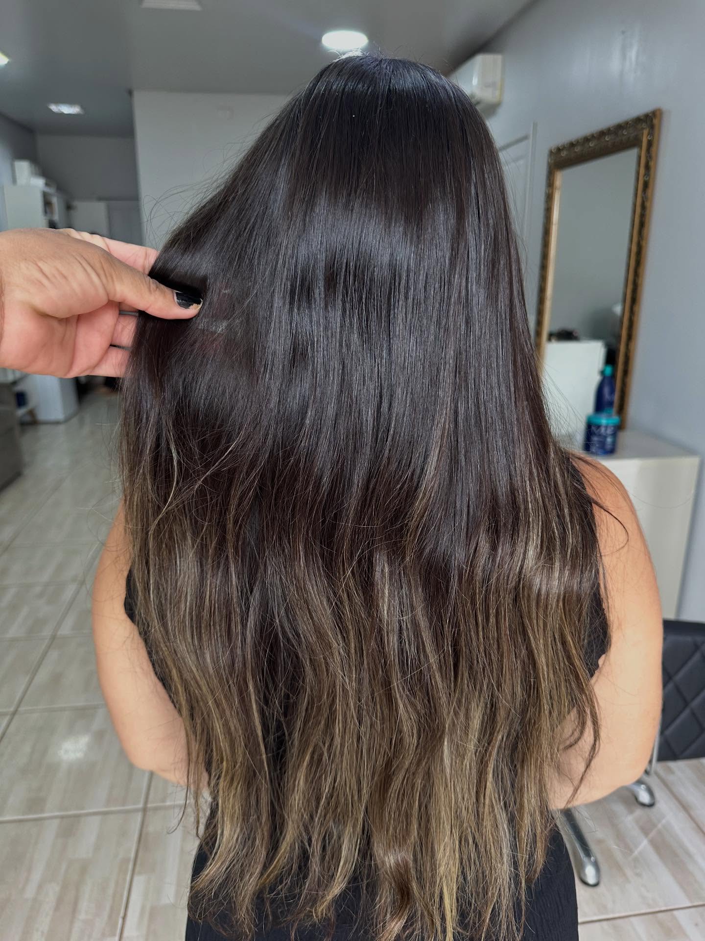 Cabelo castanho iluminado e brilhoso