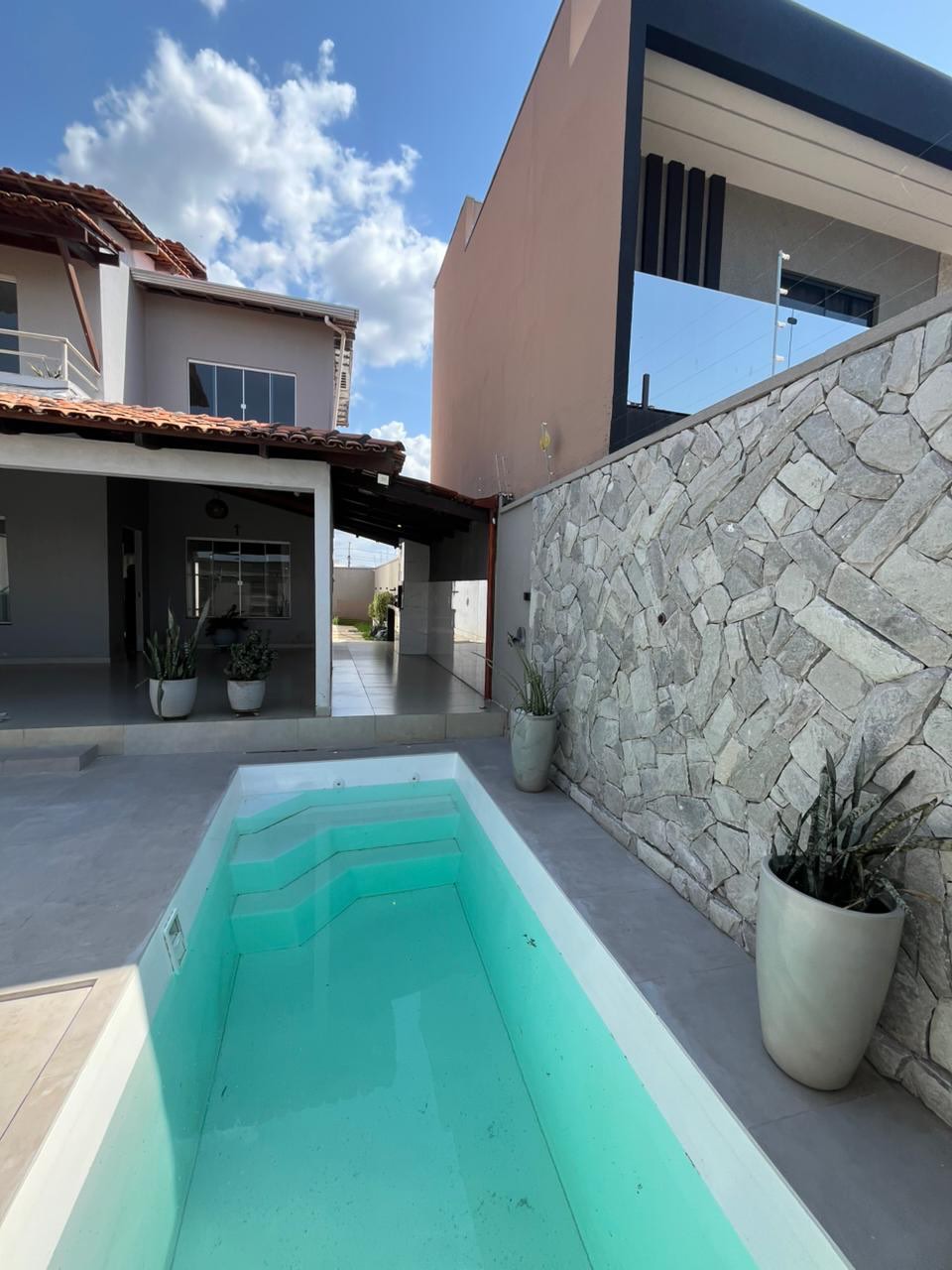 Casa com piscina e área externa