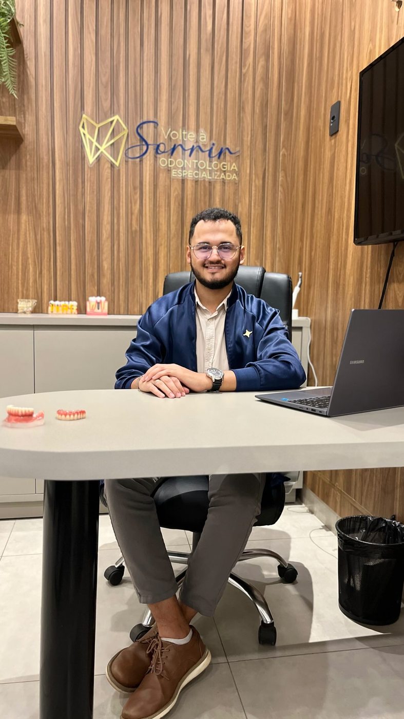 Dentista da clínica no consultório