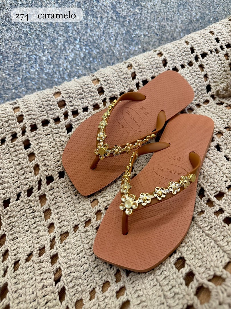 Chinelo caramelo com flores e correntinha dourada