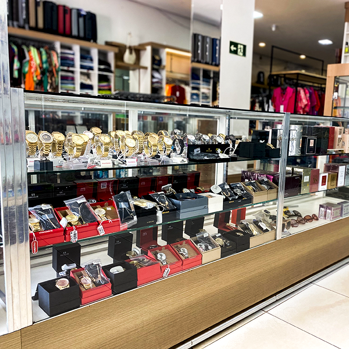 Vitrine com relógios e acessórios