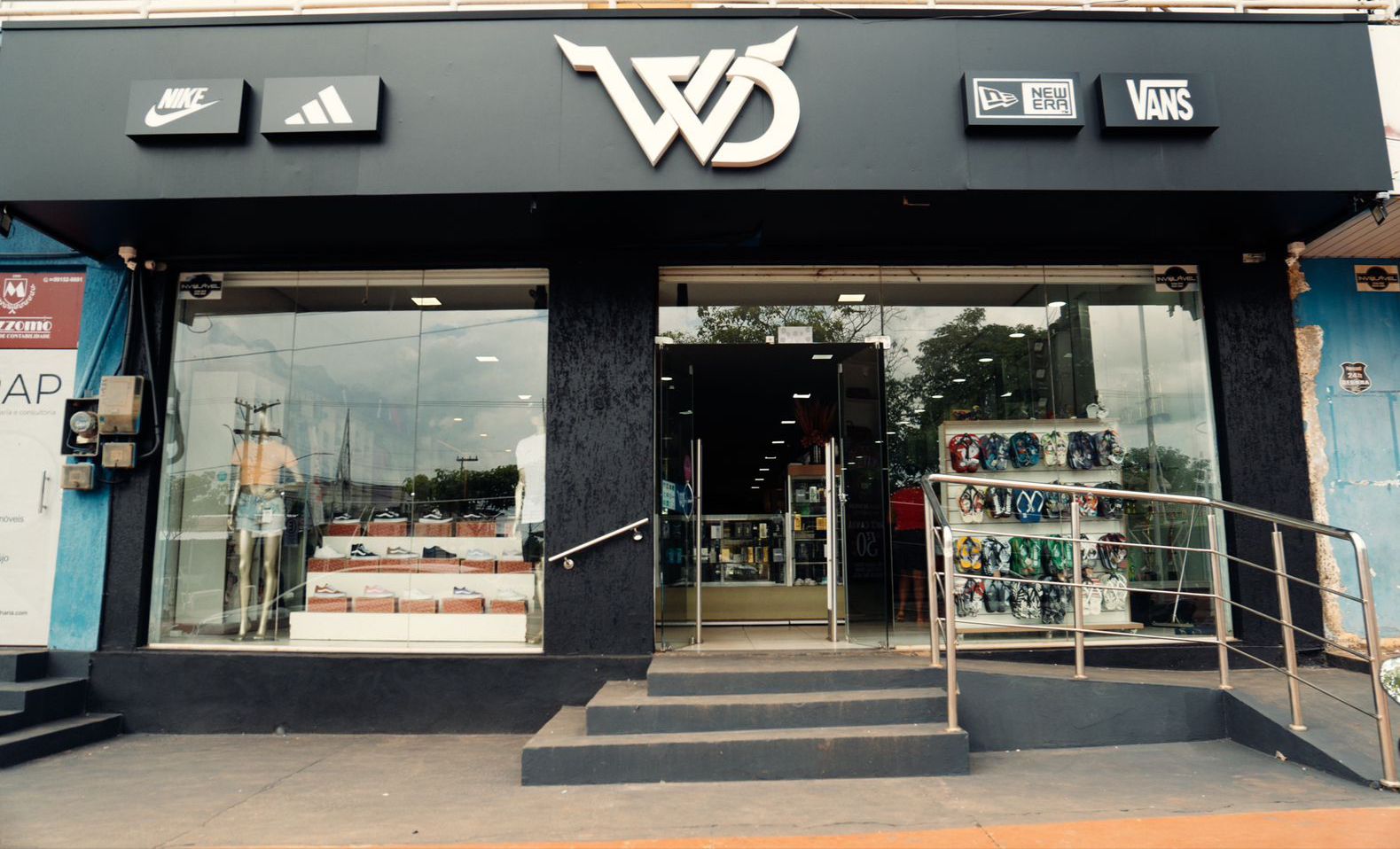 Fachada sóbria e moderna da loja com o monograma WD