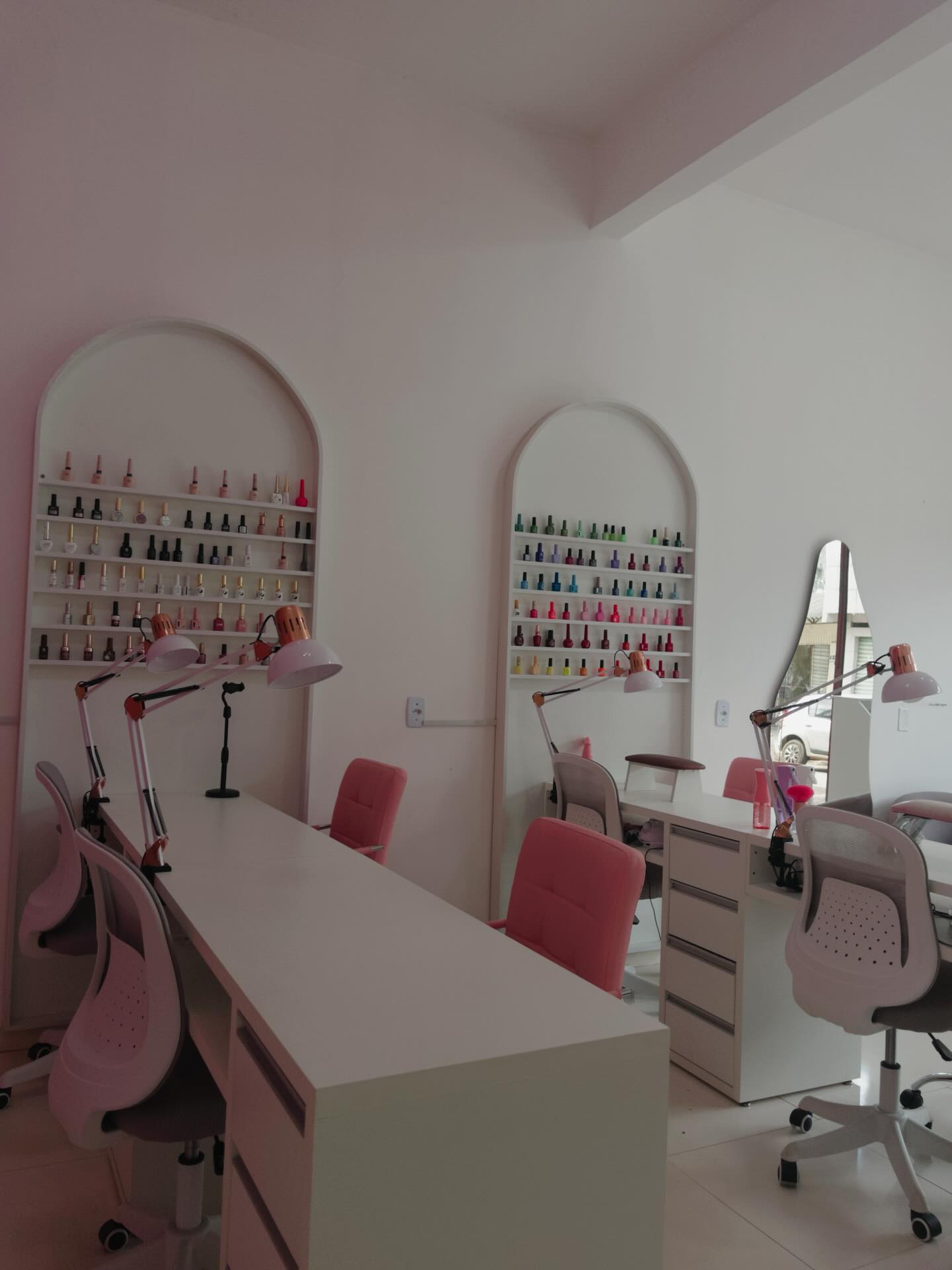 Estação de manicure do WR Nails Studio com cadeiras rosa