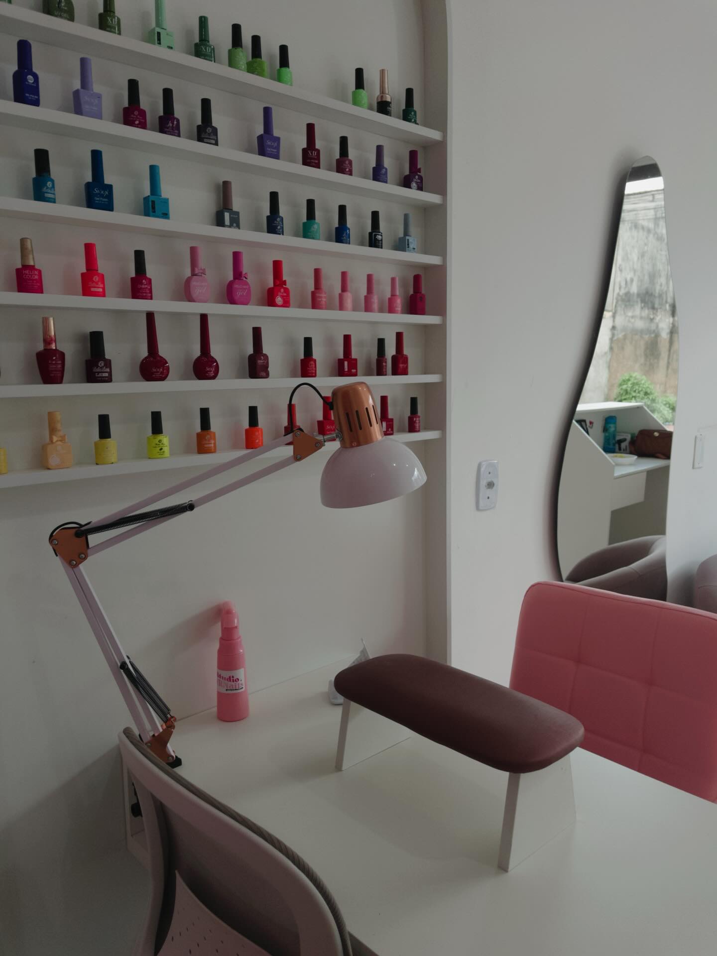 Parede de esmaltes coloridos do estúdio