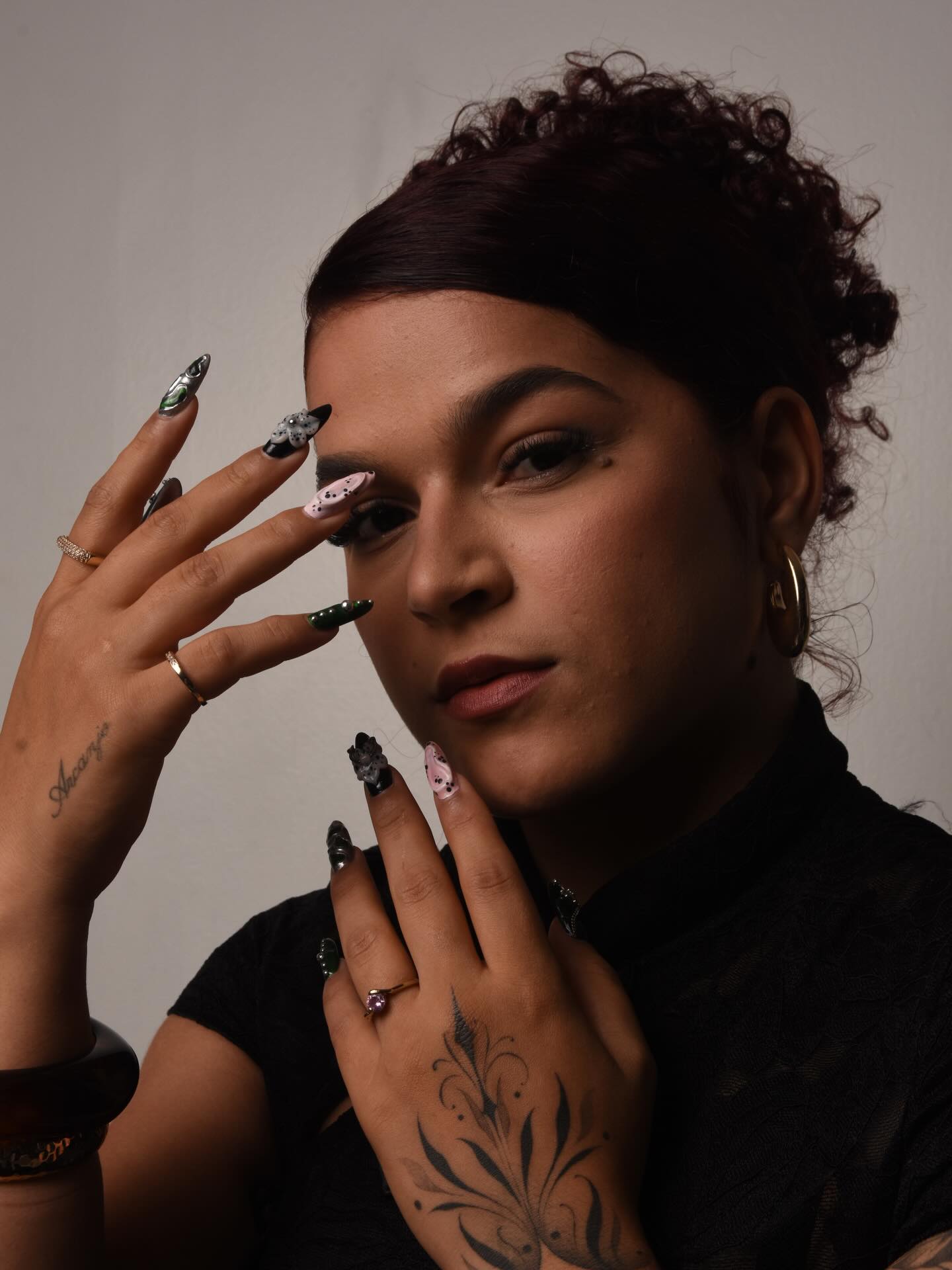 Wadyla Rillary com nail art artística em preto e rosa