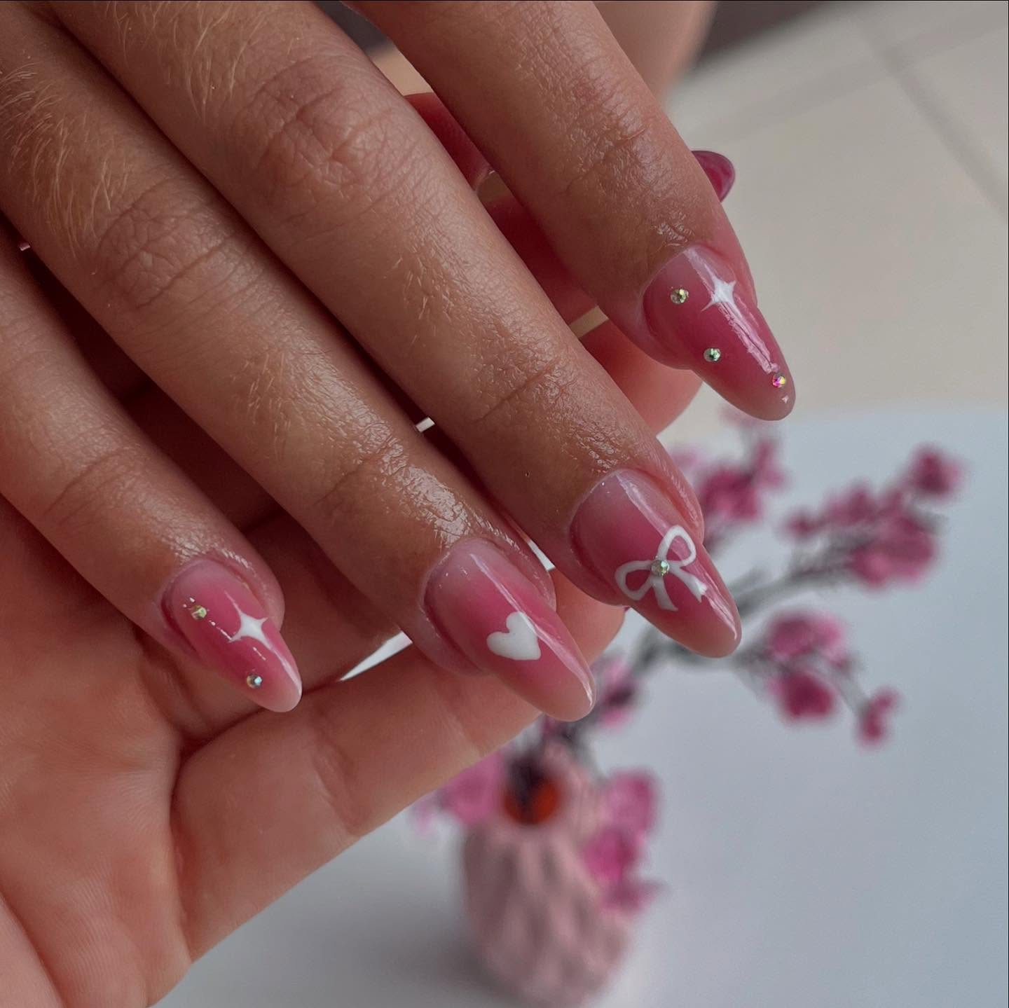 Nail art rosé com laço, corações e brilhos feito no WR Nails Studio