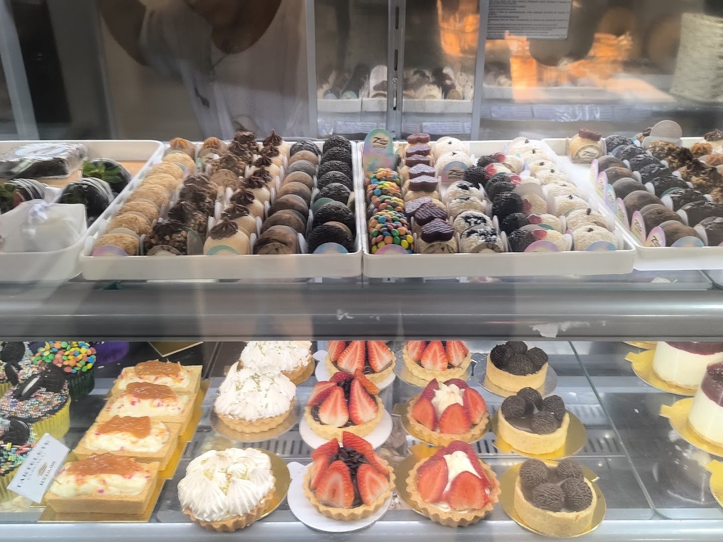Vitrine refrigerada com tortas de morango e doces finos