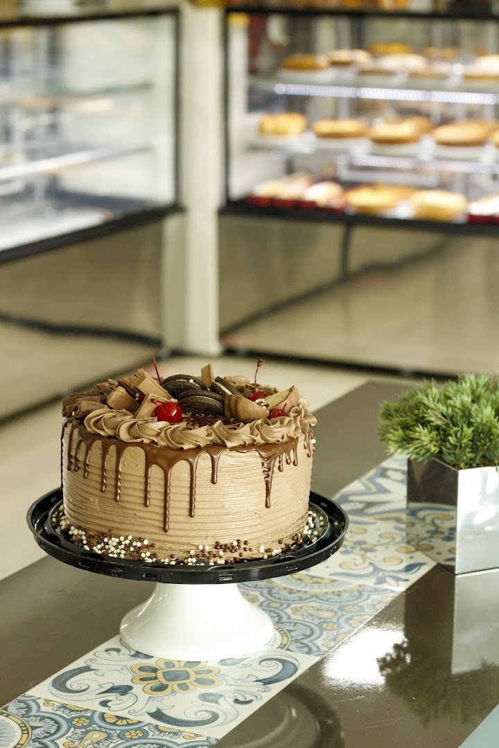 Bolo decorado com casquinha de caramelo sobre um pedestal