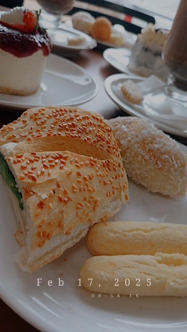 Pão de gergelim e pães fresquinhos da casa