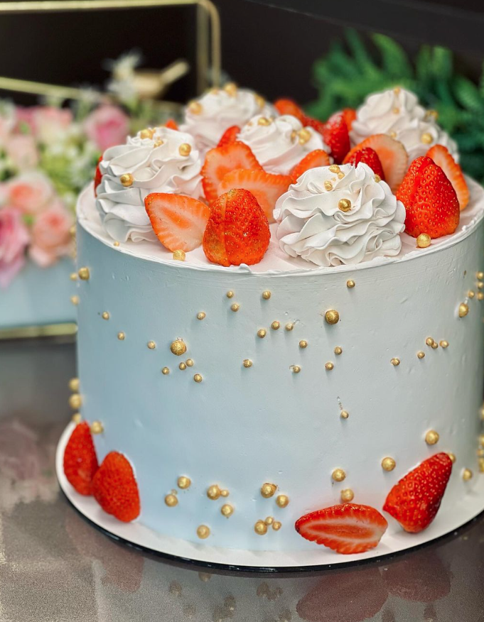 Bolo branco decorado com morangos, chantilly e p&eacute;rolas douradas da Zulma Gourmet